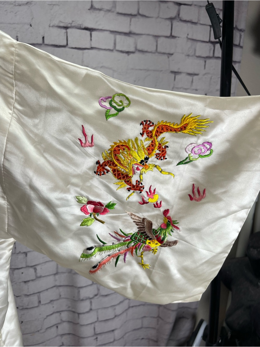 Golden bee vintage silk robe size large white with dragon and phoenix - Picture 9 of 16